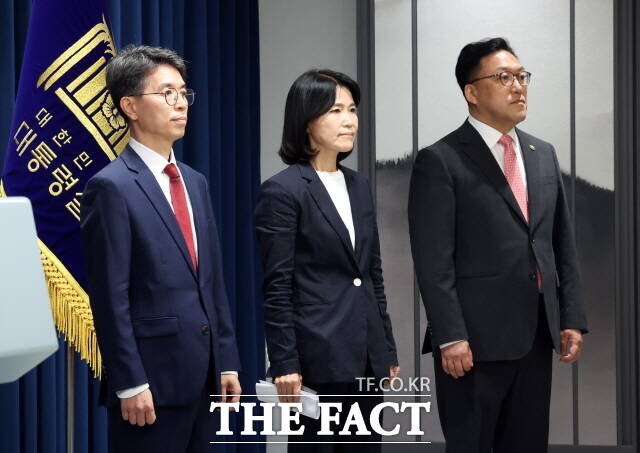 김완섭 환경부 장관 후보자, 이진숙 방송통신위원장 후보자, 김병환 금융위원장 후보자가 지난 4일 대통령실 청사에서 정진석 대통령 비서실장의 윤석열 대통령 정무직 인선 브리핑을 경청하고 있다. /뉴시스