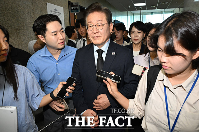 금투세와 종부세를 시작으로 두 후보 사이의 긴장 수위는 높아진 것으로 보인다. 이 후보가 15일 오전 서울 여의도 국회에서 제1회 전국당원대회 후보자 공명선거실천 서약식을 마친 후 회의실을 나서며 취재진의 질문을 받고 있다. /남윤호 기자