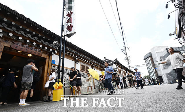 초복인 15일 오후 서울 종로구의 한 삼계탕집 앞에 삼계탕을 먹으려는 시민들이 줄 서 있다. /박헌우 기자