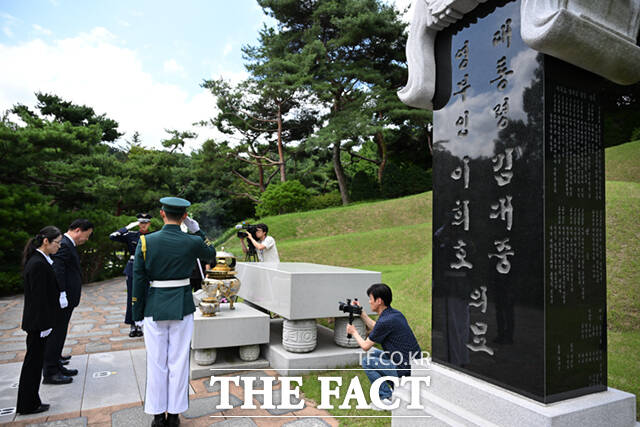 김두관 더불어민주당 당대표 후보가 15일 서울 동작구 국립서울현충원 내 김대중 전 대통령 묘역을 찾아 참배하고 있다. /이새롬 기자