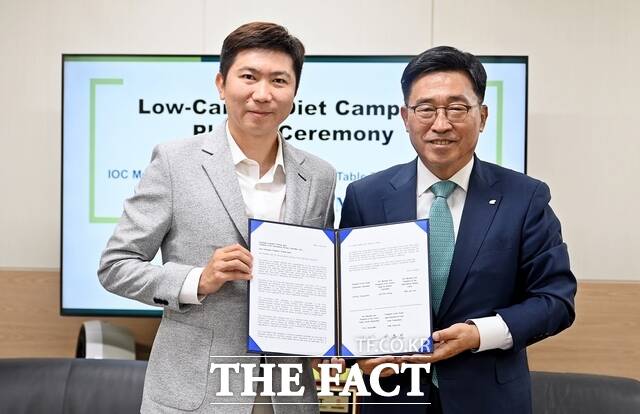 김춘진 한국농수산식품유통공사 사장(오른쪽)과 유승민 IOC 위원(왼쪽)이 토마스 바흐 국제올림픽위원회 위원장에게 ‘저탄소 식생활 운동’ 동참을 요청하는 서신에 공동 서명했다. / 한국농수산식품유통공사