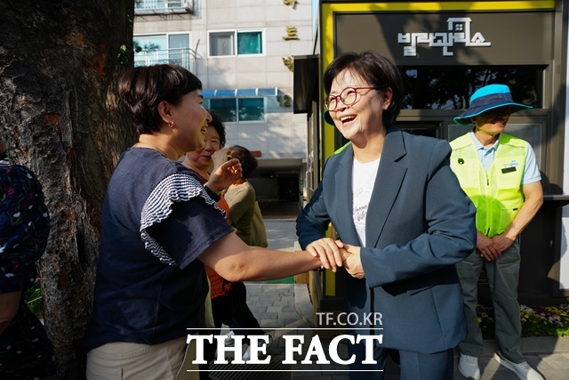 이순희 강북구청장이 11일 수유2동 빌라관리사무소 개소식에서 지역주민과 대화를 나누고 있다. /강북구