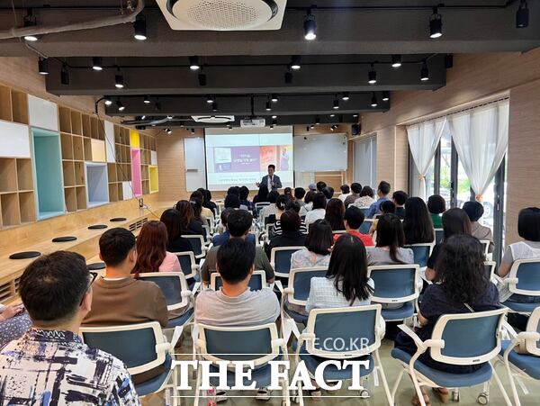 16일 충청남도천안교육지원청 성환도서관 문정숙 관장이 ‘리더십, 난중일기에 묻다’를 주제로 지역주민과 천안지역 교직원 55명을 대상으로 저자 김윤태를 초청해 인문학 강연을 운영하고 있다. /충청남도천안교육지원청 성환도서관