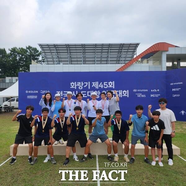 대전 중·고등학교 양궁팀이 화랑기 제45회 전국시·도대항양궁대회에서 기념 촬영을 하고 있다. / 대전시교육청