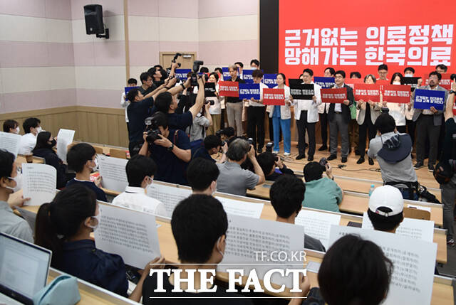 서울대병원은 16일 사직에 관한 합의서를 작성한 전공의에 한해 2월부터 사직 효력이 발생하는 것으로 결정했다. 이에 오후 2시께 전공의들에게 합의서를 보내고 오후 6시까지 회신을 요구했다. 합의서에는 사직 수리는 7월15일에 진행하지만, 사직 효력 발생 시점은 2월29일로 명시됐다. 향후 법적 검토와 민원 등을 제기하지 않을 것도 포함됐다. /이새롬 기자