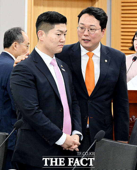 김재섭 국민의힘 의원(왼쪽)과 대화하는 천하람 개혁신당 원내대표.