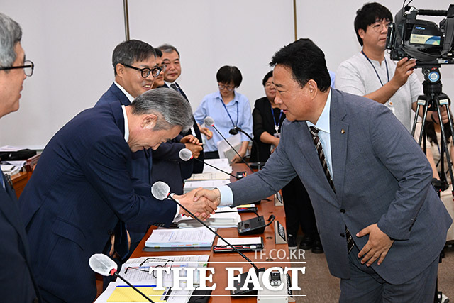 16일 오전 서울 여의도 국회 농림축산식품해양수산위원회에서 열린 전체회의에서 어기구 위원장(오른쪽)이 강호동 농업협동조합중앙회 회장과 악수하고 있다. /국회=남윤호 기자