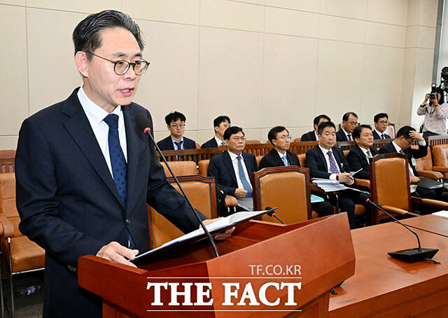 강민수 국세청장 후보자가 16일 오전 서울 여의도 국회에서 열린 인사청문회에 참석해 모두발언을 하고 있다. /국회=배정한 기자