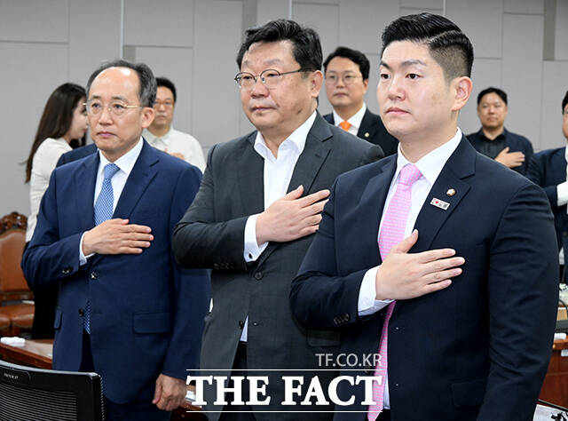 국기에 대한 경례하는 추경호 국민의힘 원내대표와 주형환 저출산고령화사회위원회 부위원장, 김재섭 의원(왼쪽부터).