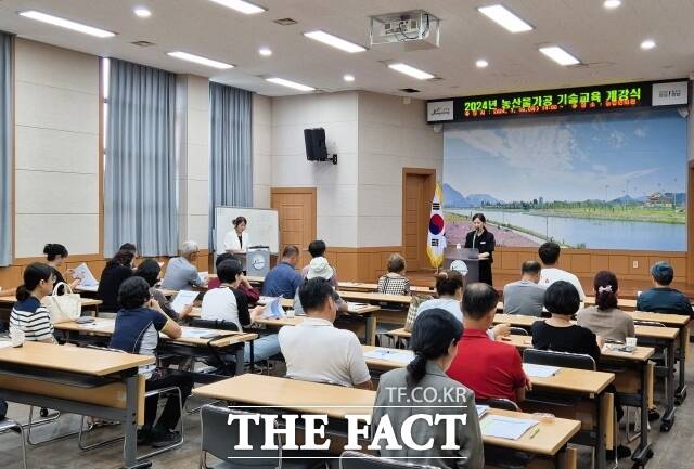 장성군이 16일부터 농업인회관 1층에서 농산물 가공·창업 희망자 대상 ‘농산물 가공 기술교육’을 개강했다고 밝혔다./장성군