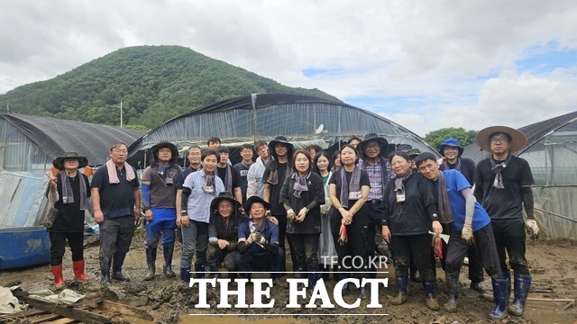 충남도의회 농수해위, 도의회 5개 담당관실, 도 남부출장소 직원 등이 17일 집중호우로 침수 피해를 당한 금산 깻잎 농가를 찾아 긴급 수해복구 작업에 나섰다. /충남도의회