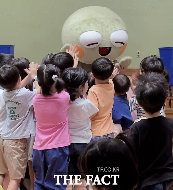 대구 수성구가 지가체 캐릭터인 뚜비가 환경을 지키는 환경 히어로 뚜비라는 컨셉으로 어린이 공연을 선보인다고 밝혔다./대구 수성구청