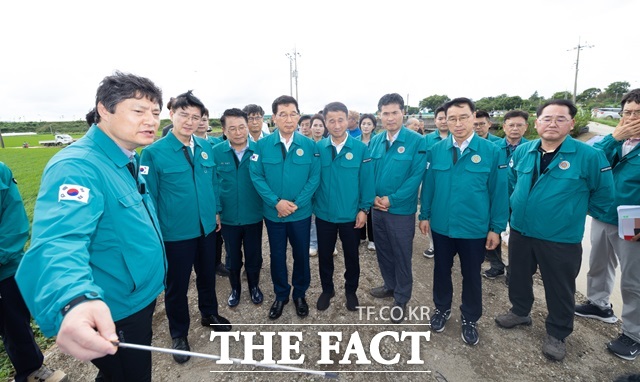 17일 국회의원과 중앙부처 관계자들이 대규모 수해가 발생한 익산시를 방문한 가운데 강영석 익산시 부시장으로부터 현장 상황에 대한 보고를 받고 있다./익산시