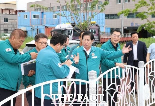 고흥군은 17일 공영민 군수가 지난 16일 집중호우로 인한 수해 현장을 직접 찾아 현장을 점검하고 추가 피해 대비를 지시했다고 밝혔다./고흥군