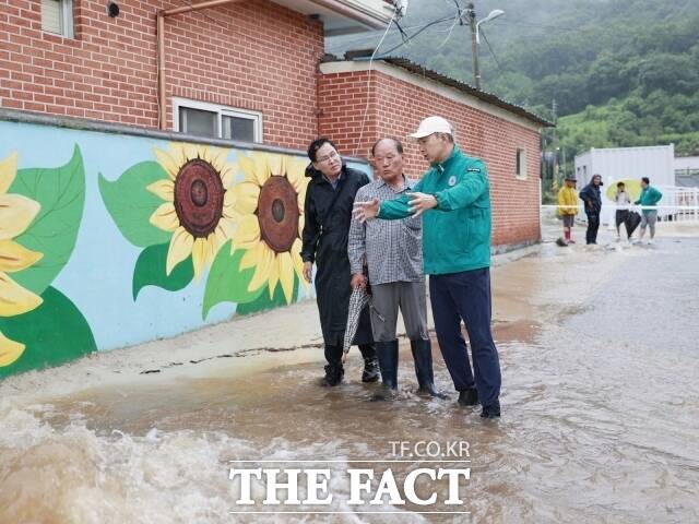 김철우 보성군수가 17일 득량면을 방문해 배수로 역류 현장을 점검하고 있다./보성군