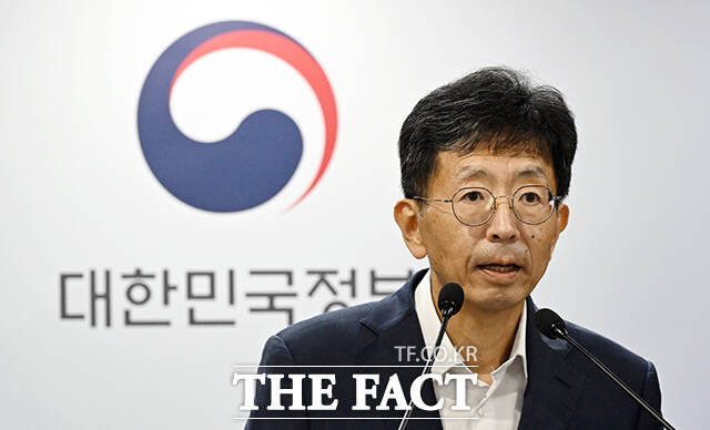 양청삼 개인정보보호위원회 개인정보정책국장이 17일 오후 서울 종로구 정부서울청사에서 인공지능(AI) 개발·서비스를 위한 공개된 개인정보 처리 안내와 관련해 브리핑하고 있다. /임영무 기자