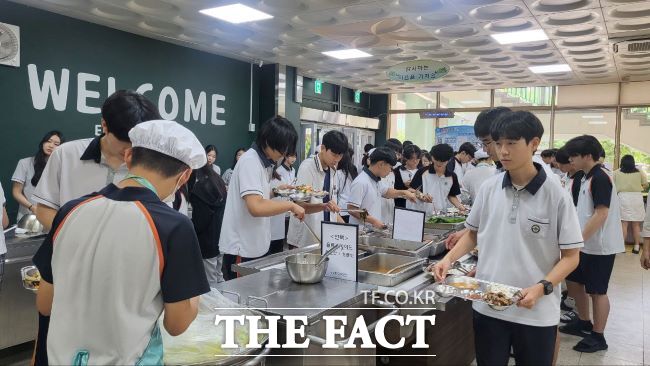 자율선택급식을 시행 중인 경기지역 학교의 급식실 모습./경기도교육청