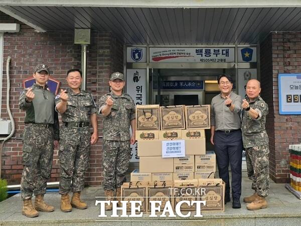 유지곤 카이로보틱스 대표가 16일 제32사단을 방문해 수해복구 지원에 힘쓰고 있는 장병들에게 간식을 전달했다. / 카이로보틱스