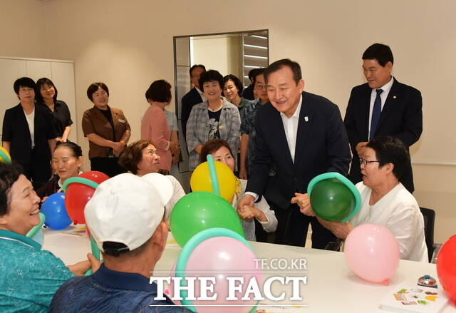 17일 전남 담양군노인복지관 스마트경로당에서 이병노 군수가 개관식을 마친 뒤 환한 미소를 지으며 어르신들과 시설 이용 후기에 대한 얘기를 나누고 있다./담양군