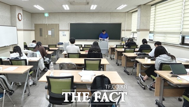 정읍시는 청년인구 유출 방지와 지역 청년 취업 능력 제고를 위해 운영하고 있는 청년취업시험 준비반 하반기 수강생 50명을 오는 26일까지 추가 모집한다. / 정읍시