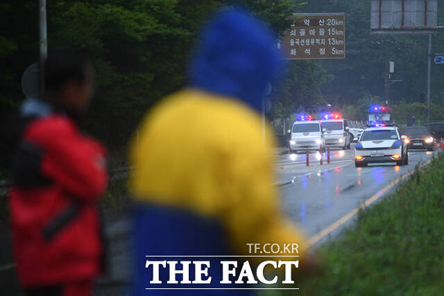 경기 북부 지역에 호우경보가 내려진 17일 오후 경기도 파주시 문산읍 당동IC에서 시청 관계자들이 복구작업을 펼치고 있다. /장윤석 기자