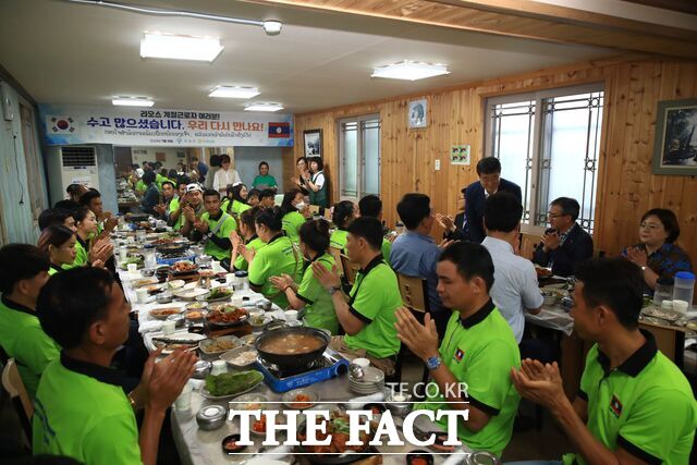 전남 곡성군이 일정을 마치고 귀국하는 라오스 므앙타파밭 출신 외국인 계절근로자들을 위해 환송행사를 열었다. / 곡성군