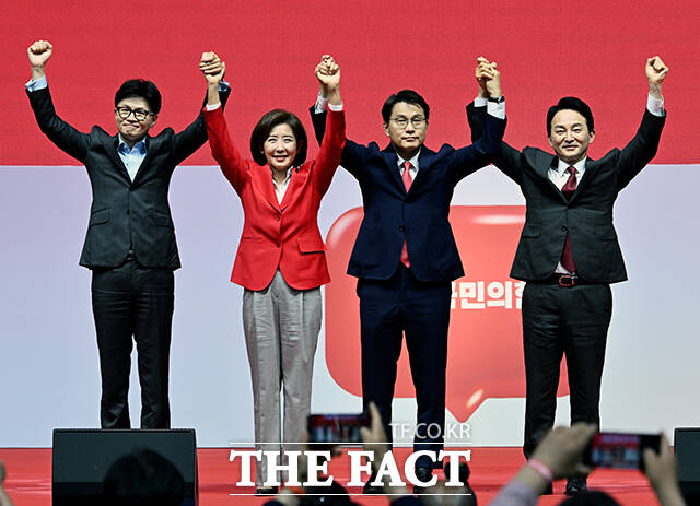 한동훈 국민의힘 당대표 후보가 17일 방송토론회에서, 법무부 장관 시절 나경원 후보에게 패스트트랙 사건 공소를 취소해 달라는 부탁을 받았다고 폭로해 파장이 일고 있다. 지난 17일 한동훈, 나경원, 윤상현, 원희룡 국민의힘 당대표 후보(왼쪽부터). /배정한 기자