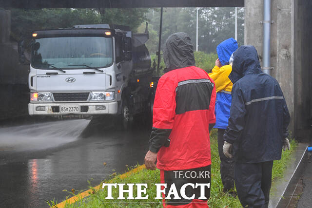 경기 북부 지역에 호우경보가 내려진 17일 오후 경기도 파주시 문산읍 당동IC에서 시청 관계자들이 복구작업을 펼치고 있다. /장윤석 기자