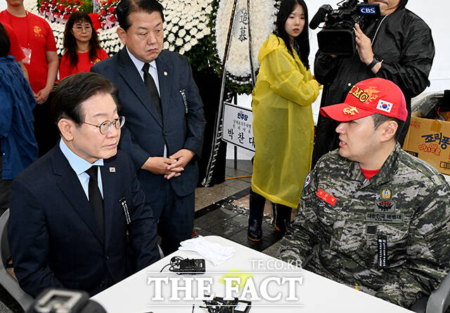 정원철 해병대예비역연대 회장과 대화하는 이재명 전 대표(왼쪽).