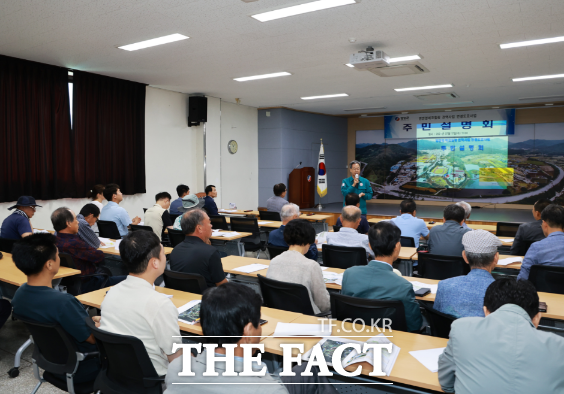 17일 영양군이 도의원 및 군의원과 마을주민 등 40여 명을 대상으로 영앤영 에코힐링 권역사업 연결도로사업 주민설명회를 개최하고 있다./영양군