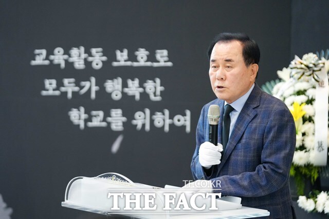 김지철 충남교육감이 18일 교육청 1층 안뜨락에서 열린 고 서이초 선생님 순직 1주기 추모식에서 추모사를 전하고 있다. /충남교육청