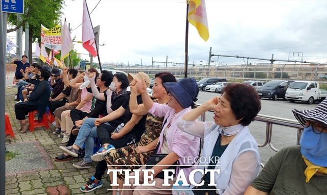 이날 집회에 참여한 이들은 칠곡군청은 채석단지 확장과 연장을 불허하라는 구호를 외치며 목소리를 높였다. 또 김재욱 칠곡 군수님, 주민 좀 살려주이소, 35년간 참고 살았다. 이제 그만해라는 플래카드를 내거는 등 거센 반발을 이어갔다./칠곡=김민규 기자