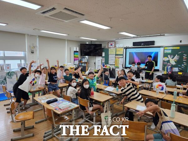 17일 천안가온초등학교 학생들이 스쿨락(樂)데이(책가방 없는 날) 행사에 참여하고 있다. /천안가온초등학교