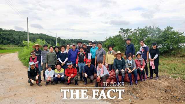 17일 당진시의회 서천군 마산면 수해 현장 지원 활동 장면. /당진시의회