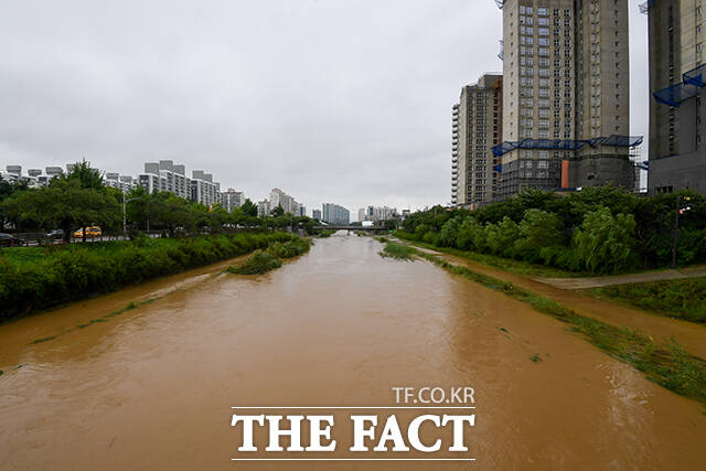 경기 남부 지역에 집중호우가 강타한 18일 오후 경기 평택 세교동 통복천이 빗물로 넘쳐 흐르고 있다. /평택=장윤석 기자