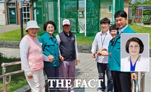 남원시의회 이숙자(왼쪽에서 두번째) 의원이 민원이 제기된 남원 그린 파크골프장에 방문해 이동 약자와 장애인의 편의시설들을 살폈다. /이숙자 의원실