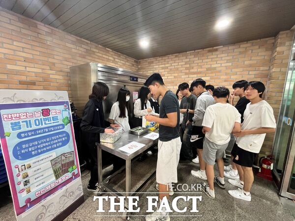 17일 천안제일고등학교 학생들이 ‘잔반 없는 날 꽝 없는 뽑기’ 행사에 참여하고 있다. /천안제일고등학교