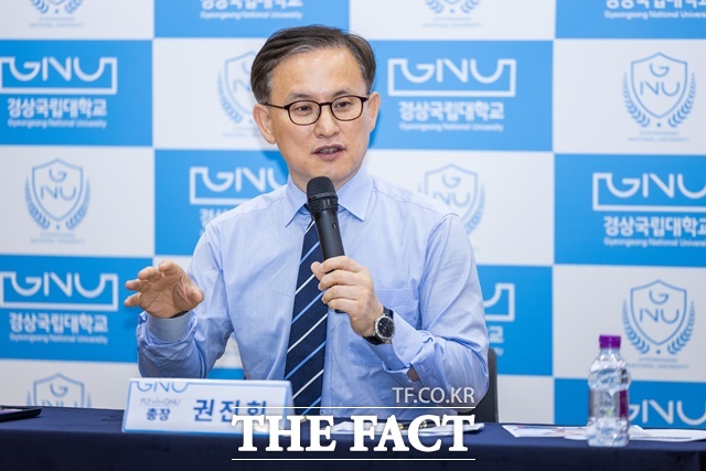 권진회 경상국립대 총장이 18일 제12대 총장 취임 기자회견을 하고 있다./경상국립대