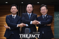  첫 방송토론 참석한 이재명·김두관·김지수 '일극체제 지적에 이견' [TF사진관]