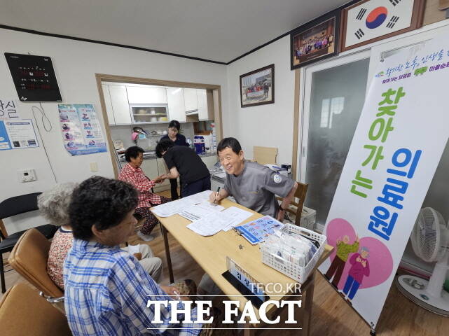 청양군 보건의료원이 군 시책사업으로 운영 중인 찾아가는 의료원 마을순회진료를 펼치고 있다. /청양군