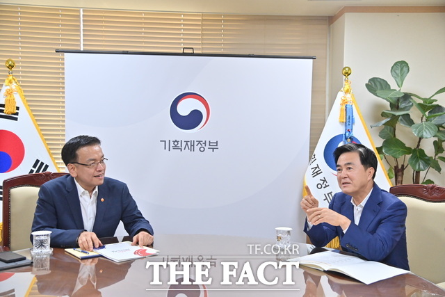 김태흠 충남도지사(오른쪽)가 19일 기획재정부를 방문해 최상목 경제부총리를 만나 도 현안을 설명하며 환담하고 있다. /충남도