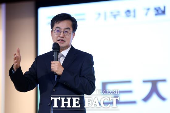 김동연 경기도지사가 19일 오전 수원 경기도경제과학진흥원에서 열린 7월 기우회에서 인사말을 하고 있다./경기도