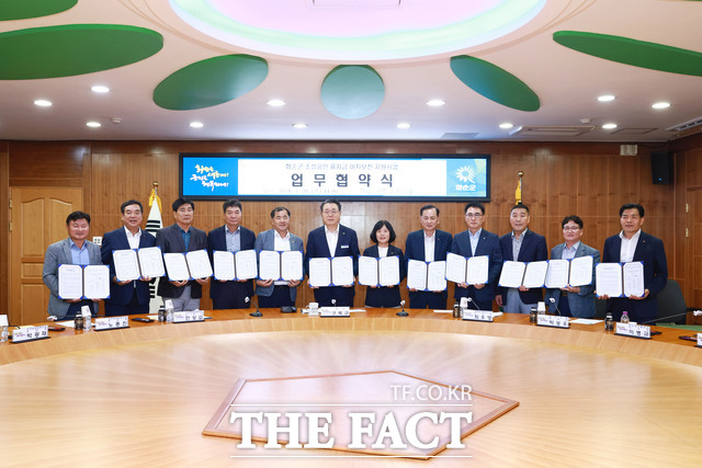 화순군이 소상공인 금융비용 부담을 완화하기 위해 관내 11개 금융기관들과 업무협약을 체결했다. 사진은 업무협약식 모습 / 화순군