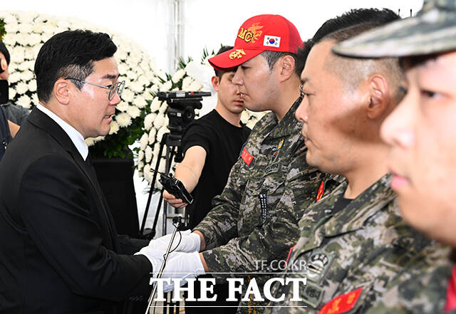 박찬대 더불어민주당 당대표 직무대행 겸 원내대표(왼쪽)가 19일 오후 서울 중구 청계광장에 마련된 고 채상병 1주기 추모 시민분향소를 찾아 정원철 해병대 예비역연대 회장과 대화를 하고 있다. /배정한 기자