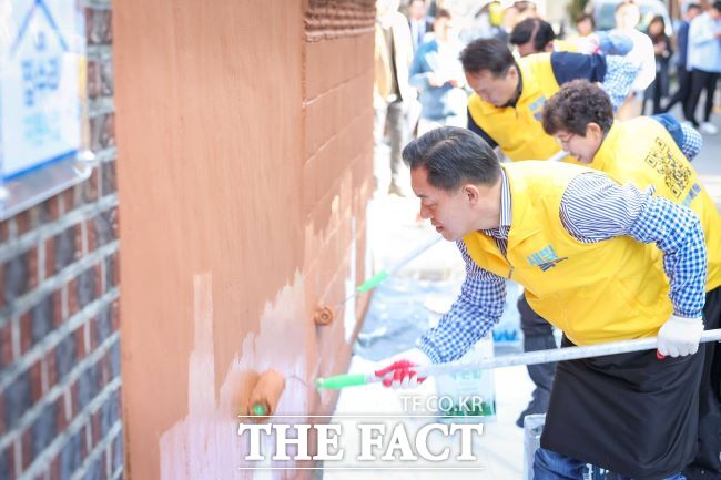 이재준 수원시장이 새빛하우스 사업에 참여하고 있다./수원시