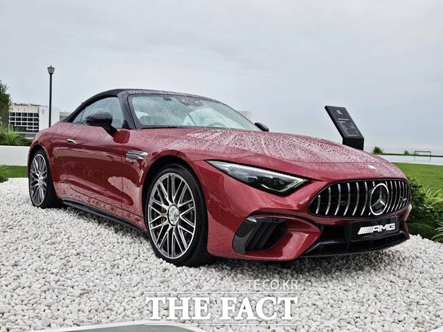 부산 기장군 아난티 호텔에 메르세데스-벤츠의 고성능 브랜드 AMG의 컨버터블 모델 AMG SL 63 4MATIC+가 전시돼 있다. /김태환 기자