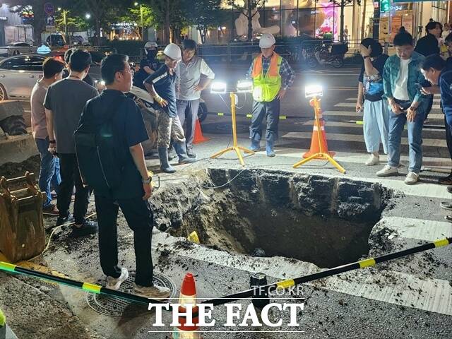 지난 13일 오후 서울 마포구 홍대입구역사거리 서교타워 앞 횡단보도 인근에서 깊이 1.5m, 폭 0.5m의 지반침하가 발생했다. 다행히 인명피해는 없었지만 차량 통행이 통제되면서 시민들이 불편을 겪었다. /이윤경 기자