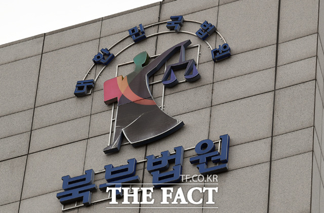 새만금 태양광 발전사업 수주 청탁을 대가로 지역 업체로부터 금품을 받아 챙긴 브로커가 1심에서 징역 2년의 실형을 선고받았다. /이새롬 기자