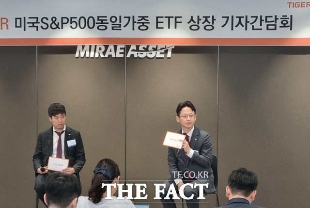 김남호 FICC ETF운용본부 본부장(왼쪽부터)과 이경준 전략ETF운용본부 본부장이 19일 오후 서울 을지로 미래에셋센터원에서 열린 TIGER ETF 기자간담회에서 취재진의 질문을 듣고 있다. /이한림 기자