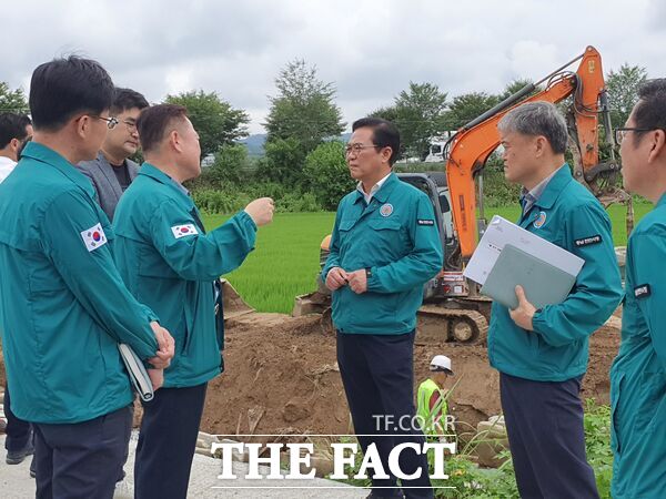 19일 김석필 천안시 부시장이 성남면 재실소하천 응급복구현장을 찾아 복구현황을 점검하고 있다. /천안시